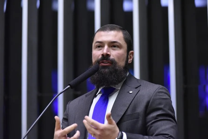 Delegado Paulo Bilynskyj apresentou projeto que autoriza porte de armas em aviões