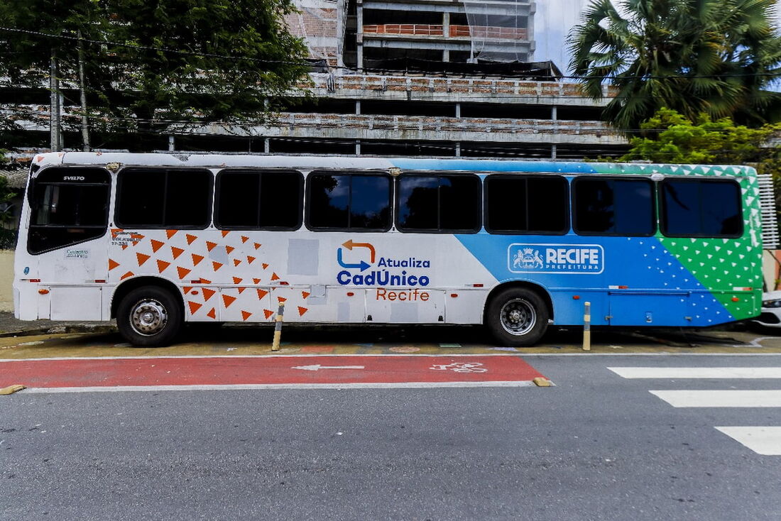 Ônibus itinerante do CadÚnico chega ao Jordão, no Recife