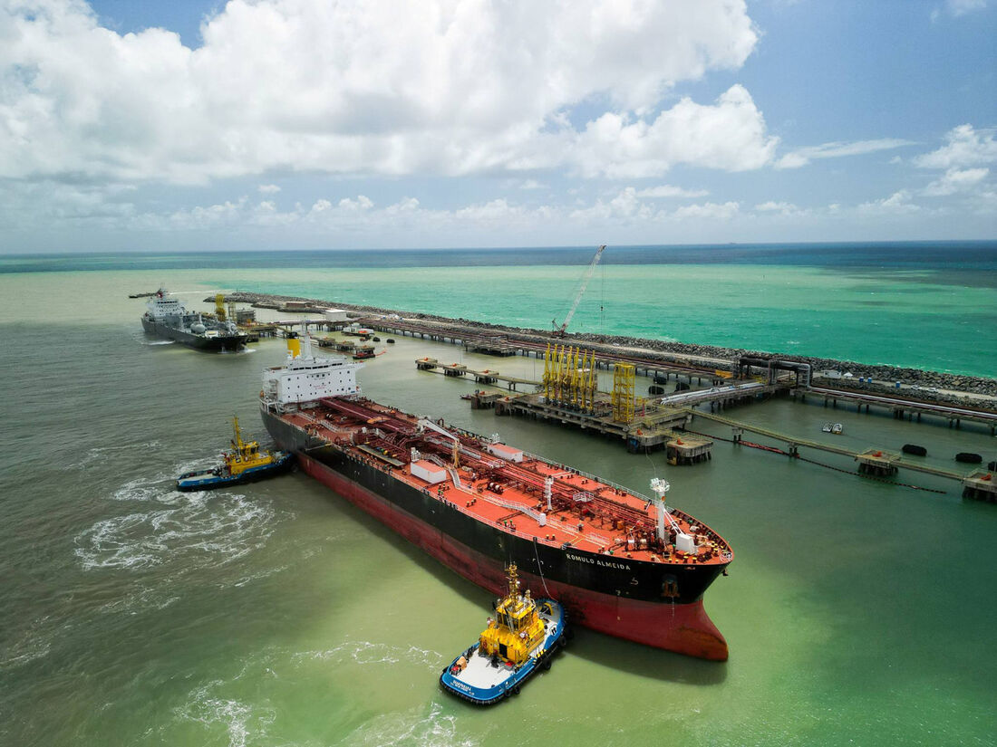 Porto de Suape faz primeira operação no canal externo após homologação da dragagem pela Marinha