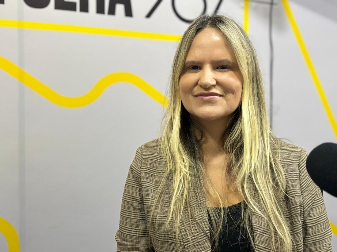 Poetisa Taciana Ferraz lança o livro "Flor de Gerundiar", na Bienal Internacional do Livro de Pernambuco