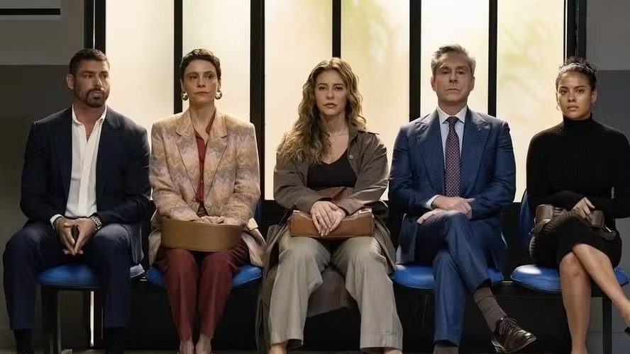 Da esquerda para a direita, os suspeitos do assassinato de Odete Roitman em 'Vale tudo' (2025): César (Cauã Reymond), Celina (Malu Galli), Heleninha (Paolla Oliveira), Marco Aurélio (Alexandre Nero), Maria de Fátima (Bella Campos)