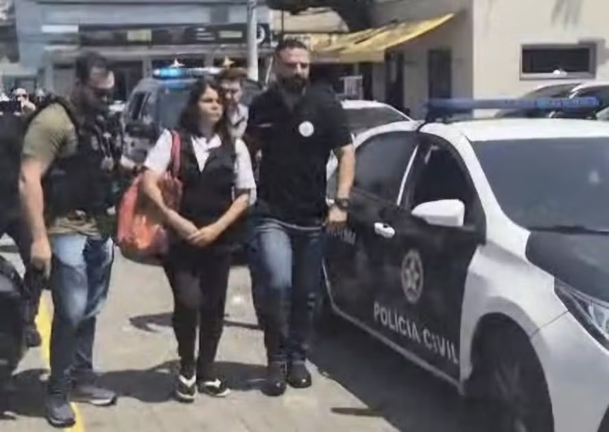 Michelle ao chegar em delegacia logo após ser presa