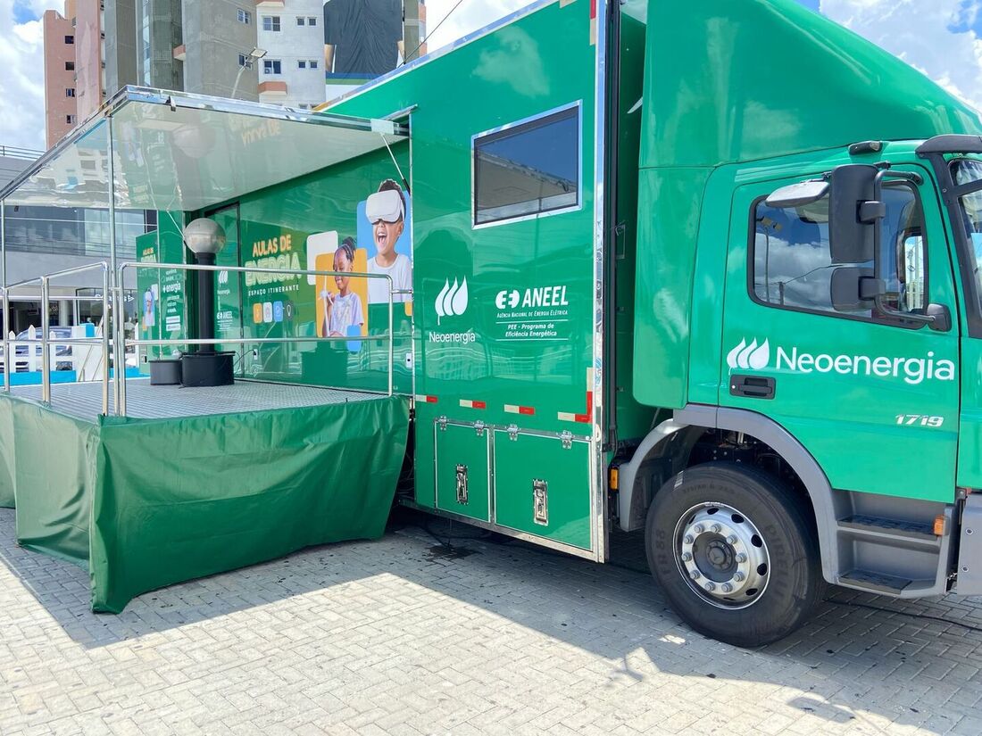 A Unidade Móvel Educativa é adaptada e expansível, com estrutura tecnológica de receber visitas