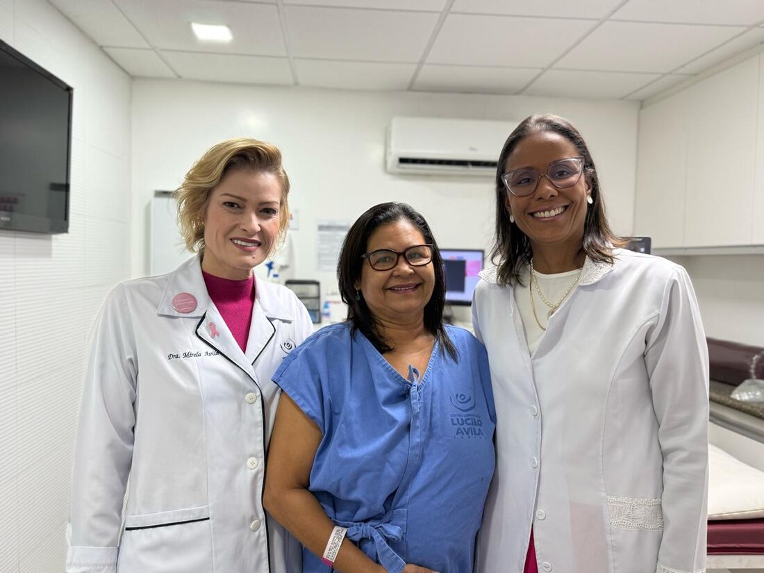 A professora Ezilva entre a radiologista Mirela Ávila e a mastologista Cinthya de Jesus, do Hospital do Câncer