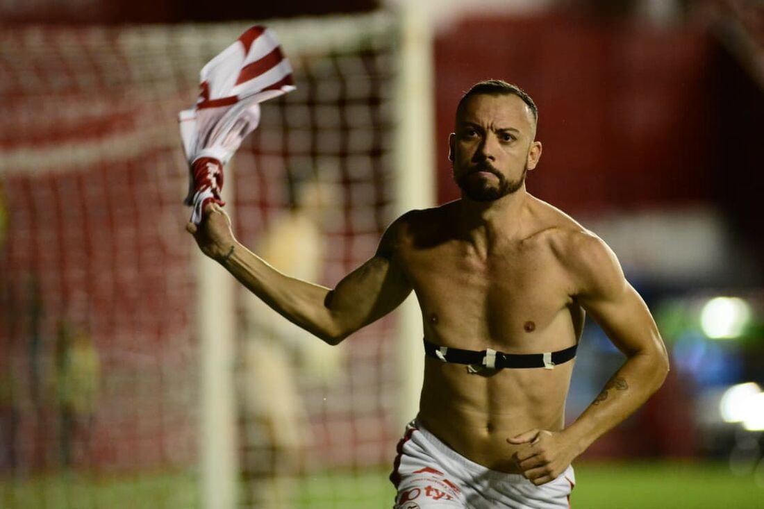 Grande nome do Náutico, o centroavante Paulo Sérgio foi decisivo para a conquista do acesso da Série B