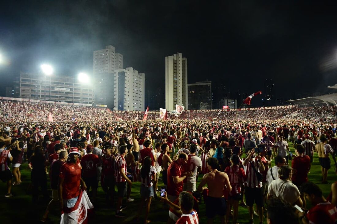 Torcida alvirrubra comemora o acesso para a Série B com invasão ao gramado dos Aflitos