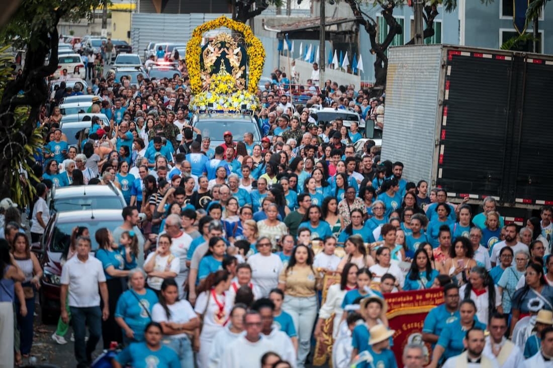 Centenas de devotos da Nossa Senhora Aparecida foram às ruas, neste domingo (12), Dia da Santa.