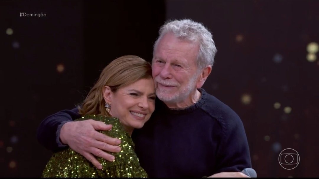 Debora Bloch recebe homenagem e se emociona em encontro com o pai