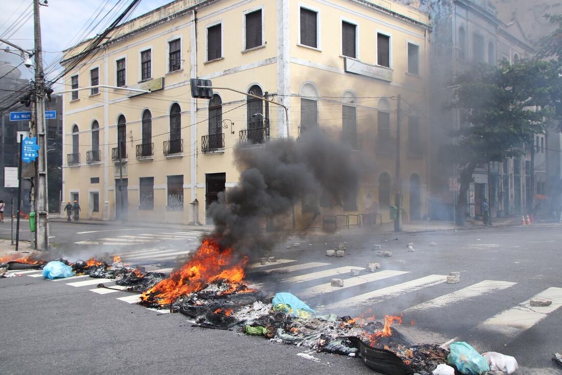 Protesto interdita cruzamento que dá acesso à Ponte Maurício de Nassau