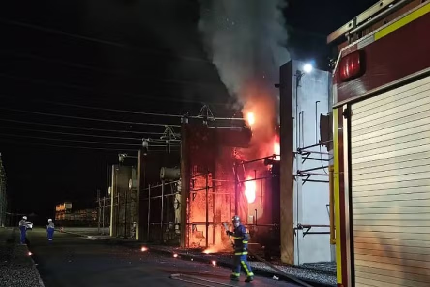 Corpo de bombeiros atua em combate a incêndio na subestação de Bateias, em Campo Largo (PR), que originou o apagão em todos os estados brasileiros