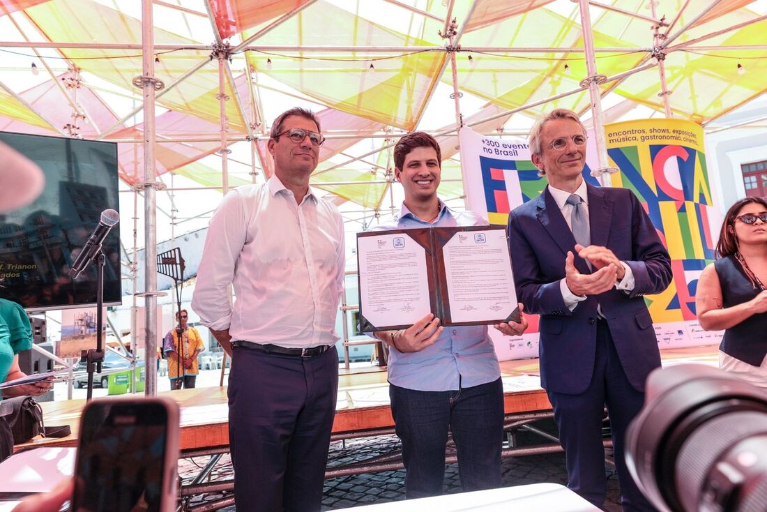 O vice-presidente da Nantes Metropole, Antony Berthelot, o prefeito do Recife, João Campos, e o embaixador da França no Brasil, Emmanuel Lenain, assinaram um dos acordos