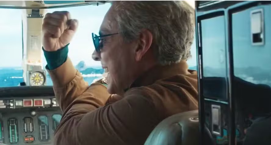 Marco Aurélio dá banana para o Brasil no penúltimo capítulo de Vale Tudo