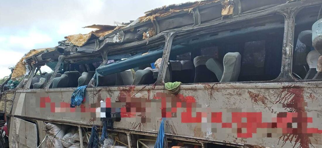 Parte dianteira do ônibus ficou destruída após o impacto na Serra dos Ventos, em Saloá