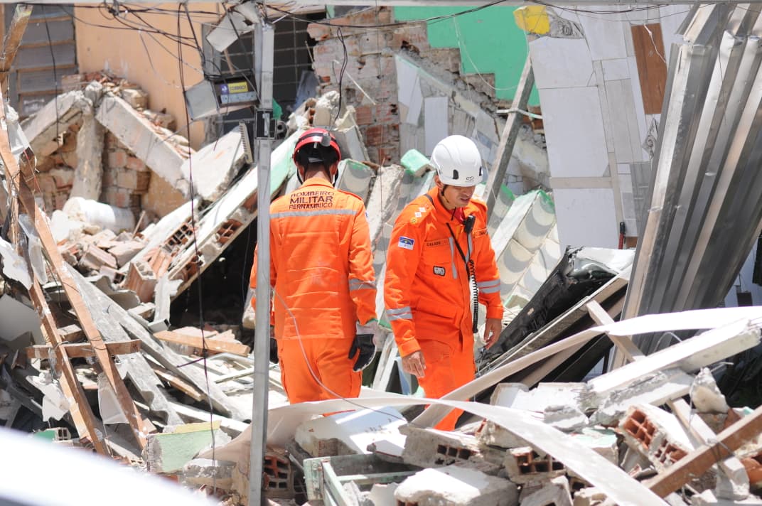 Corpo de Bombeiros encontra corpo de idosa desaparecida após desabamento em Olinda