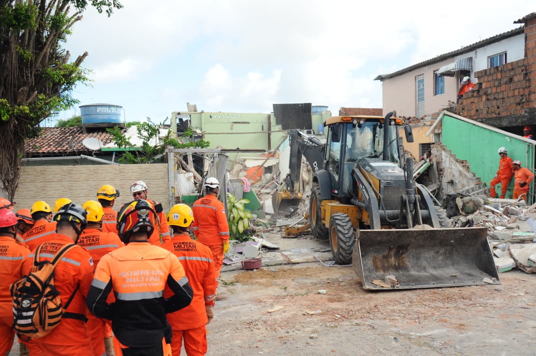 Corpo de Bombeiros encerra operação em desabamento que deixou duas mortes em Olinda