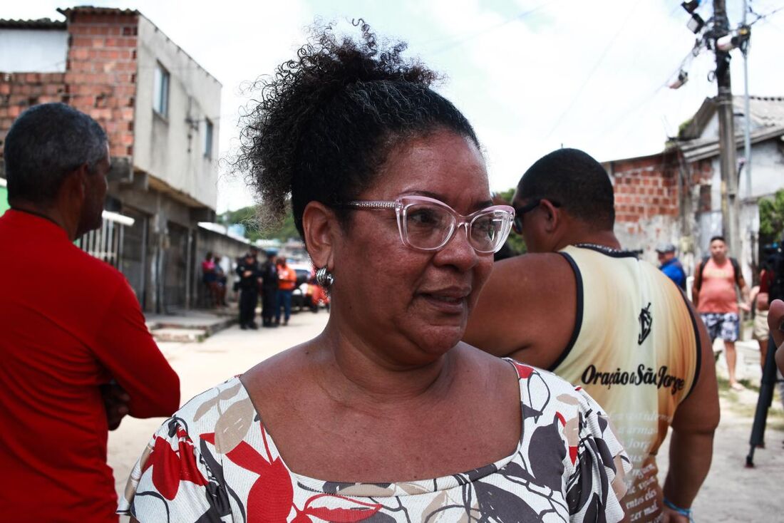 Auxiliar de cozinha Sandra Moura mora no imóvel, mas não estava no momento da tragédia