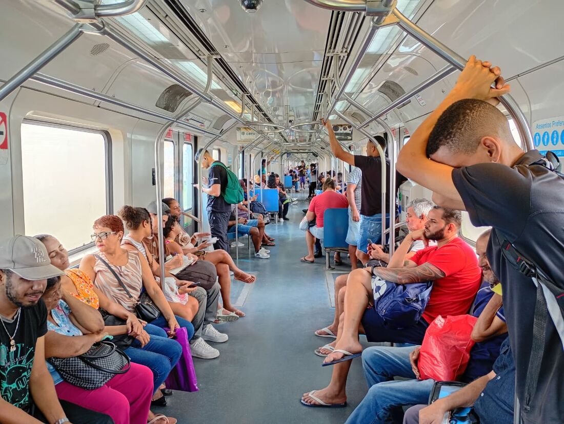 Passageiros aguardaram dentro do trem o retorno do sistema