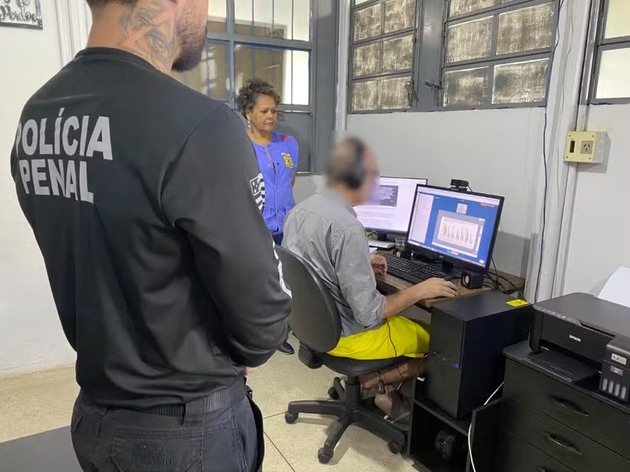 Homem, cujo nome não foi divulgado, apresentou o trabalho on-line