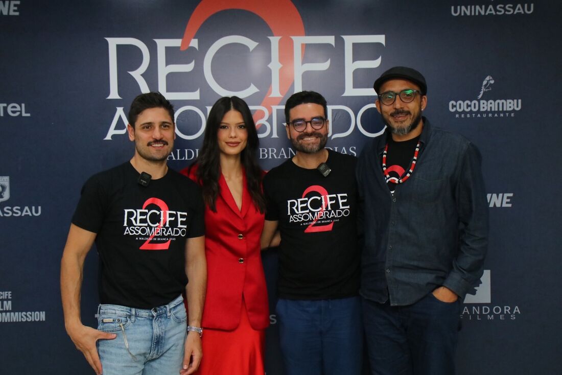 Os atores Daniel Rocha, Vitória Strada e Márcio Fecher (à direita), junto ao diretor do filme Adriano Portela