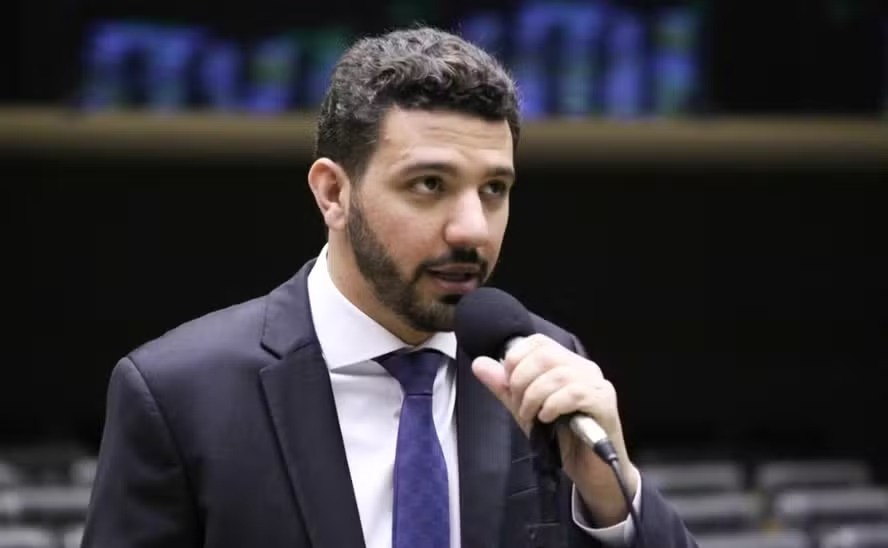 Relator do projeto que proíbe a cobrança pela bagagem de mão em voos, deputado Neto Carletto (Avante-BA),