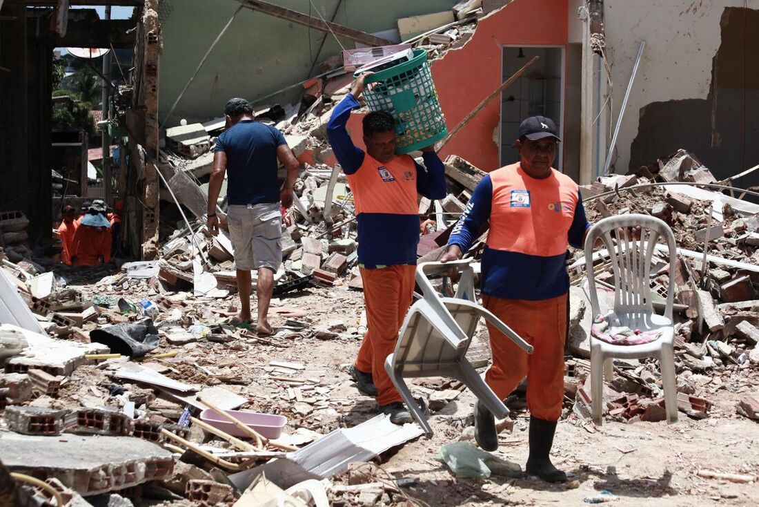 Moradores e Defesa Civil retiram móveis e utensílios de casa que desabou em Olinda