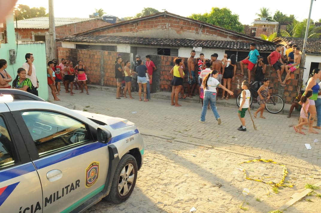 Família da garota e moradores do local protestaram em frente à casa onde o corpo foi encontrado
