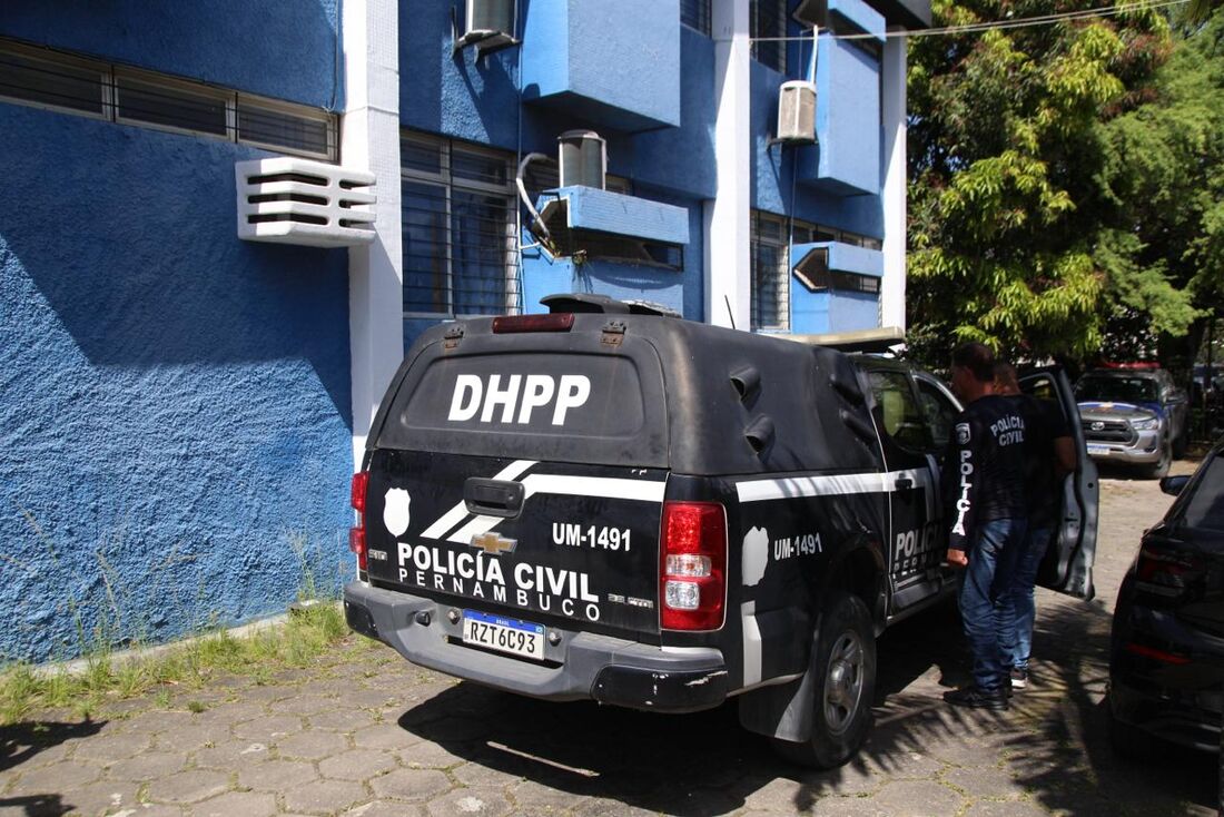 Viatura deixa DHPP com os suspeitos para audiência de custódia