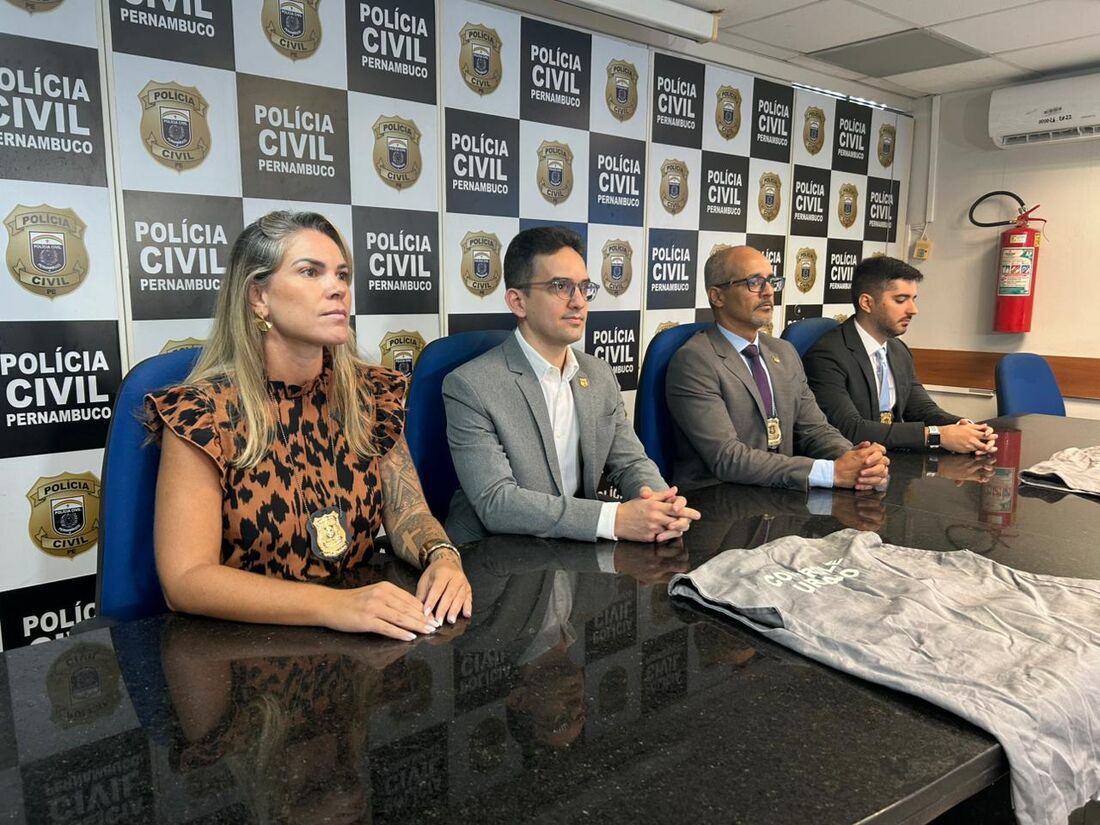 Delegada Juliana Bernat, titular da 10ª Delegacia de Homicídios; delegado Eduardo Cavalcanti, adjunto da 10ª DPH, delegado Ivaldo Pereira, delegado Eduardo Cavalcanti, adjunto da 10ª DPH, e delegado André Luna.