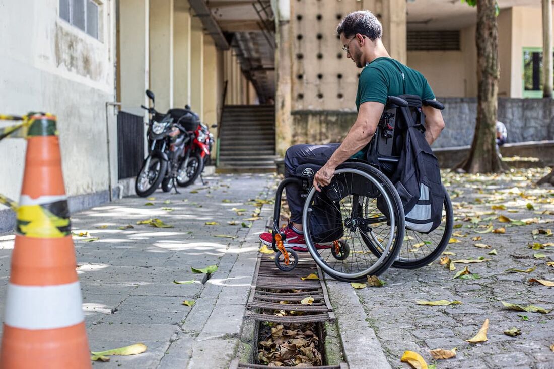Os desafios de Heberth começavam no caminho até à sala de aula, com calçadas quebradas e falta de rampas de acesso
