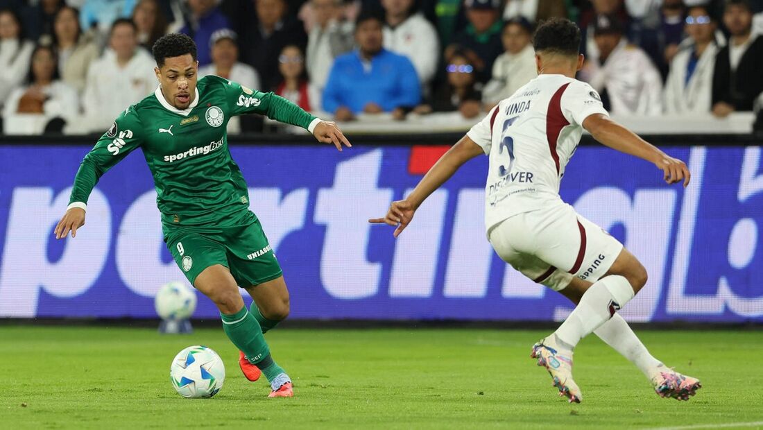 Vitor Roque em ação pelo Palmeiras em jogo contra a LDU