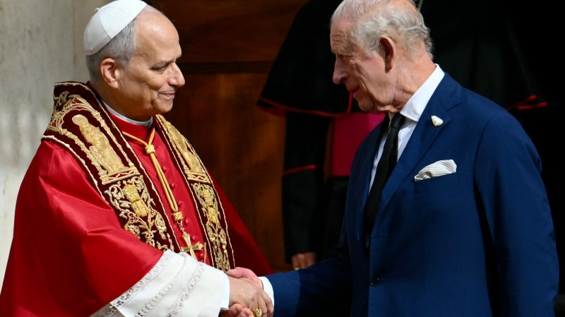 Papa Leão XIV e rei Charles III rezam juntos no Vaticano em gesto inédito desde cisma há 500 anos