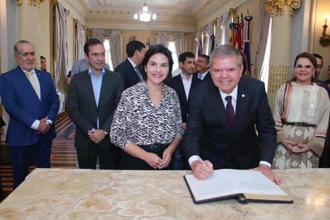 Governadora em exercício Priscila Krause transmite cargo de governador ao presidente do Tribunal de Justiça de Pernambuco, Ricardo Paes Barreto