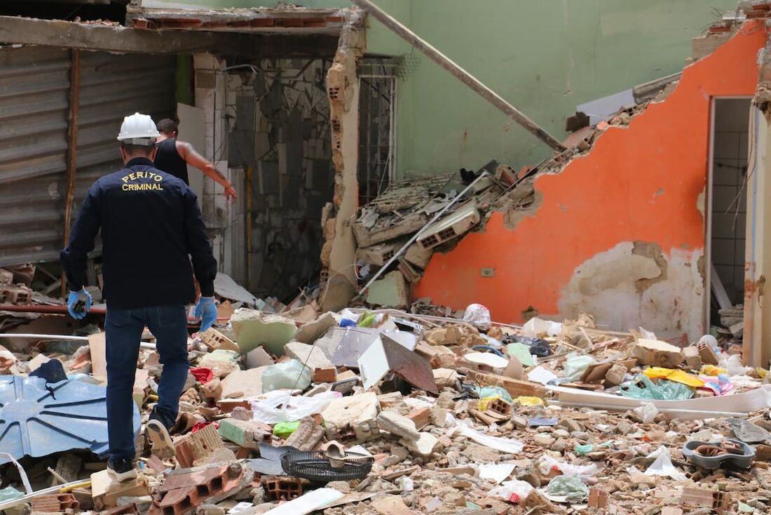 Peritos avaliam planta do local para conseguir traçar onde foi o epicentro da explosão