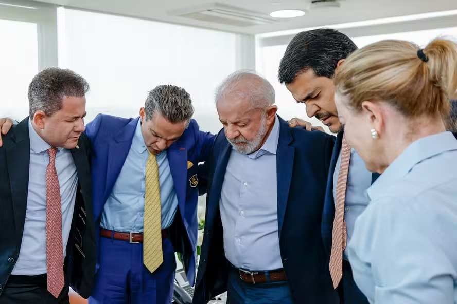 Presidente Lula com bispos, Jorge Messias e Gleisi Hoffmann