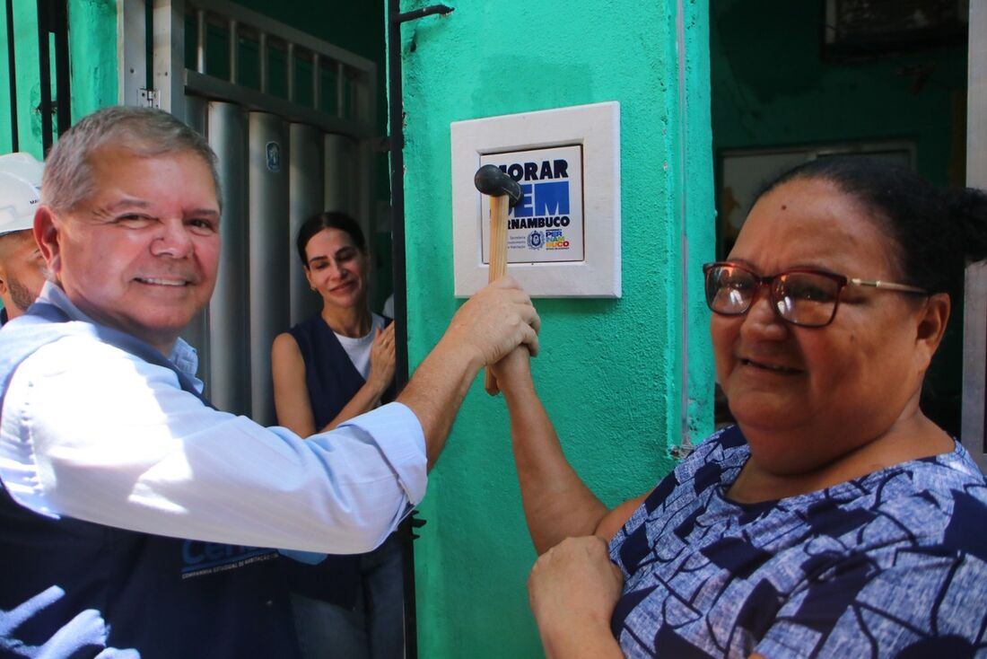 Na foto, o governador em exercício, Ricardo Paes Barreto, faz entrega de uma casa do Programa Morar Bem, ao lado da beneficiada, Rosângela Martins