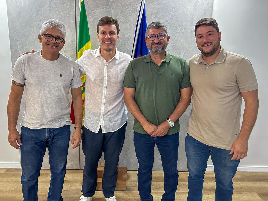 Miguel Coelho recebe apoio para pré-candidatura ao Senado