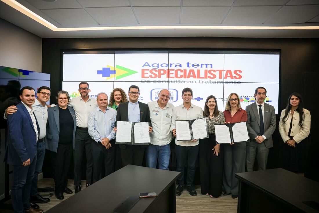 O prefeito João Campos, ao lado do secretário de Atenção Especializada à Saúde do Ministério da Saúde, Mozart Sales, da secretária de Saúde do Recife, Luciana Albuquerque, e de representantes do Imip, da Santa Casa de Misericórdia e do Hapvida
