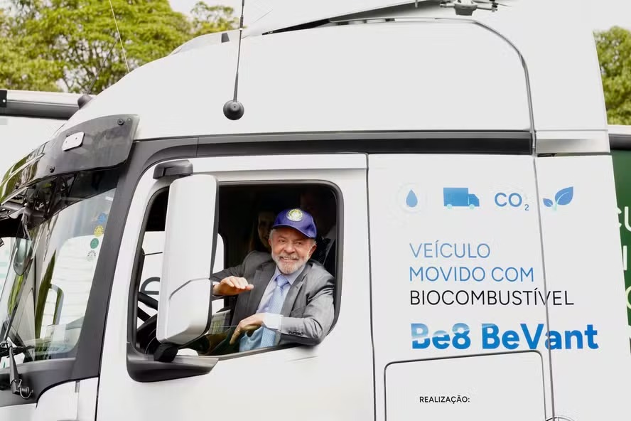 WhatsApp Image 20Presidente Lula durante em evento de apresentação da "Transição Energética e Descarbonização do Transporte Rodoviário COP30", com demonstração de veículos movidos a biocombustíveis25 10 30 at 11.32.51