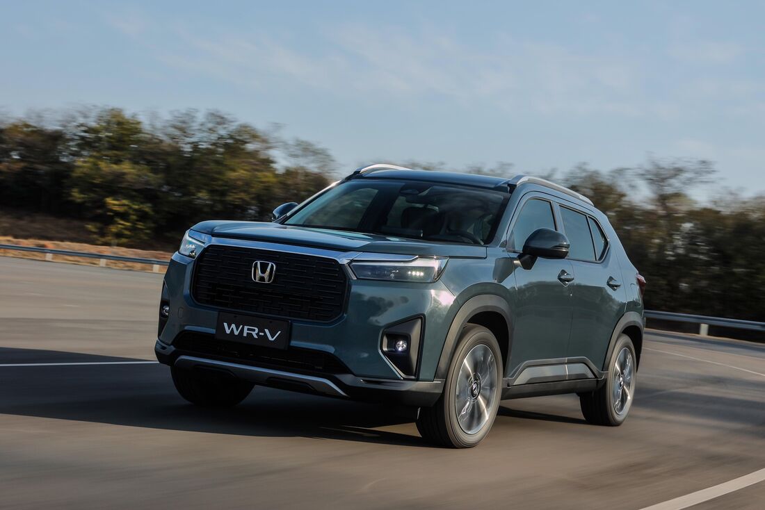 Frente robusta, faróis afilados e grade imponente dão ao WR-V 2026 presença de SUV maior.