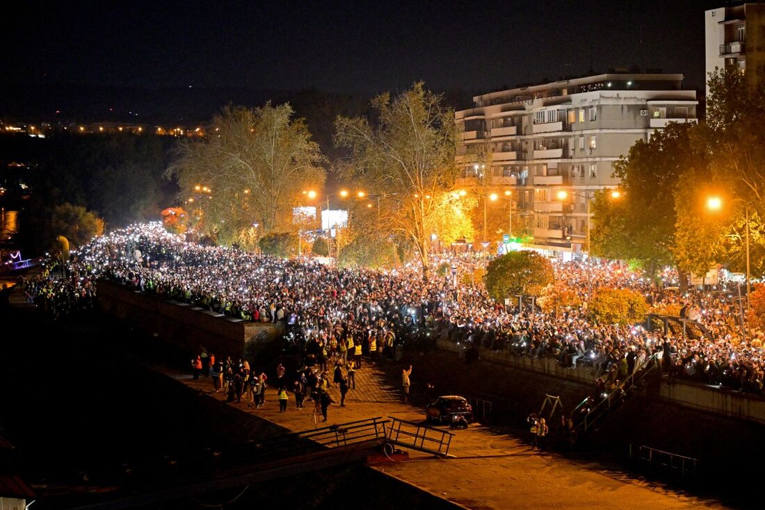 Milhares protestam na Sérvia no aniversário do desabamento de estação de trem