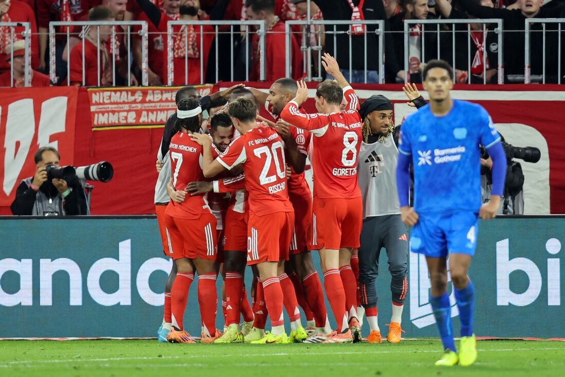 Jogadores do Bayern comemoram gol contra o Leverkusen