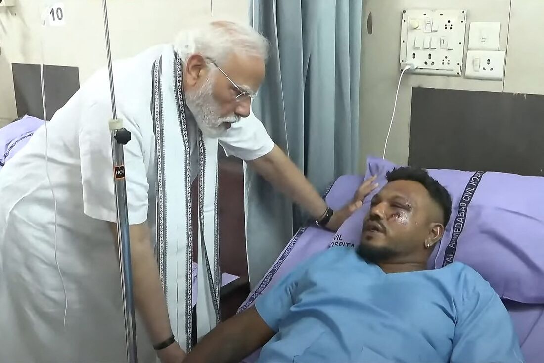 O primeiro-ministro indiano, Narendra Modi (à esquerda), reunindo-se com Vishwash Kumar Ramesh, único sobrevivente do acidente com o voo MH171 da Air India, em um hospital em Ahmedabad.