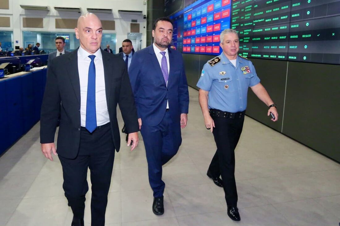 Governador do Rio de Janeiro, Cláudio Castro (centro), apresenta dados da Operação Contenção ao ministro do STF Alexandre de Moraes