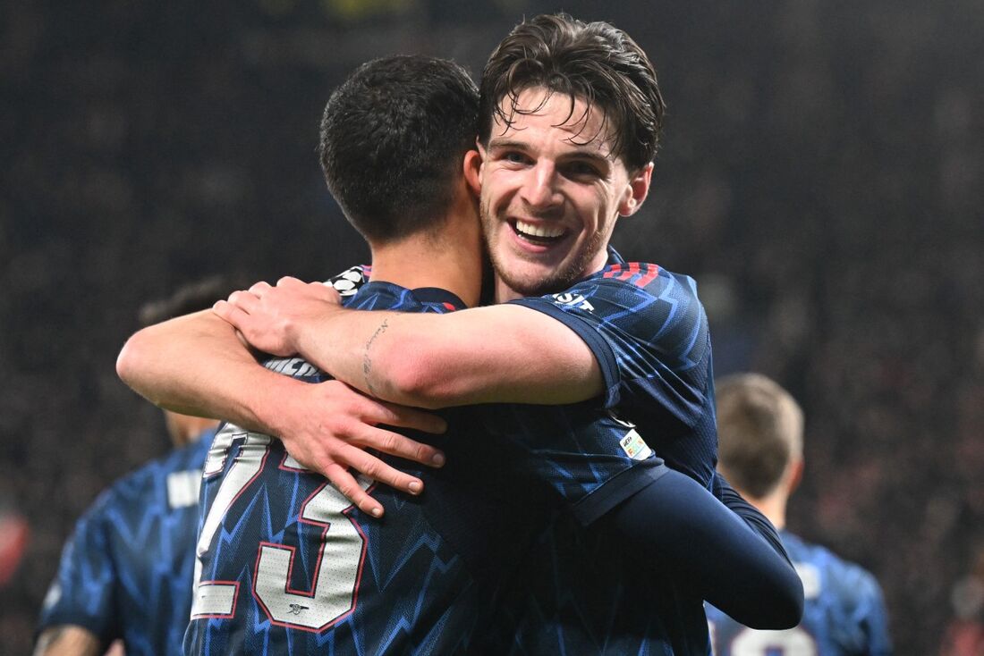 Rice abraça Merino, autor de dois gols pelo Arsenal