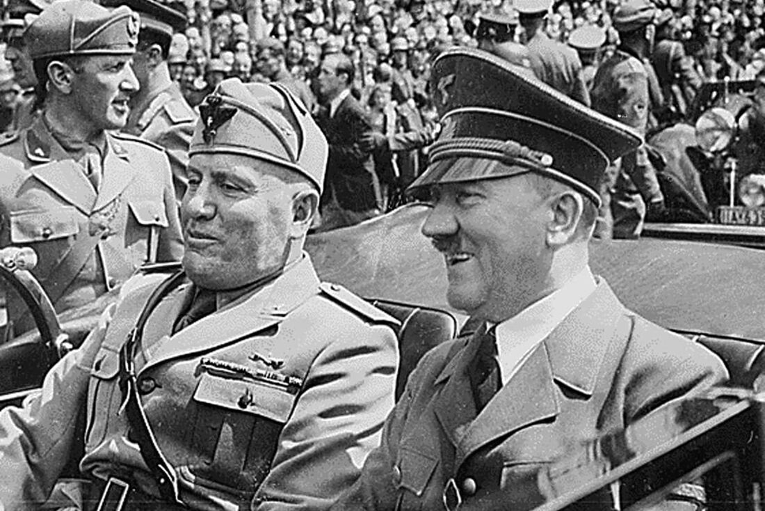 Adolf Hitler (à direita) em um carro com o ditador fascista italiano Benito Mussolini (à esquerda) durante a Segunda Guerra Mundial.
