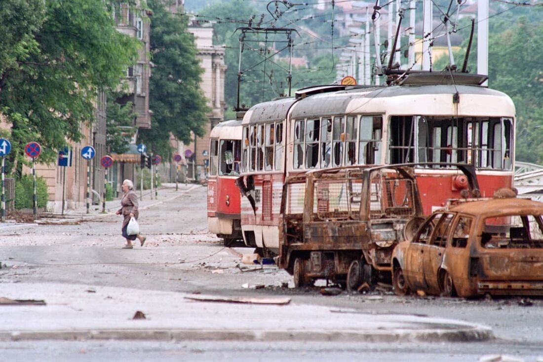 Fotografia tirada em 25 de junho de 1992 em Sarajevo, mostrando um idoso aproveitando uma pausa nos disparos para sair e comprar mantimentos.