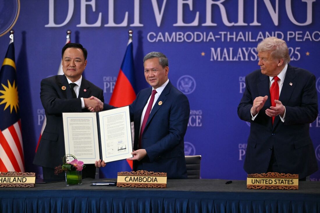 O presidente dos EUA, Donald Trump (à direita), observa o primeiro-ministro do Camboja, Hun Manet (ao centro), e o primeiro-ministro da Tailândia, Anutin Charnvirakul