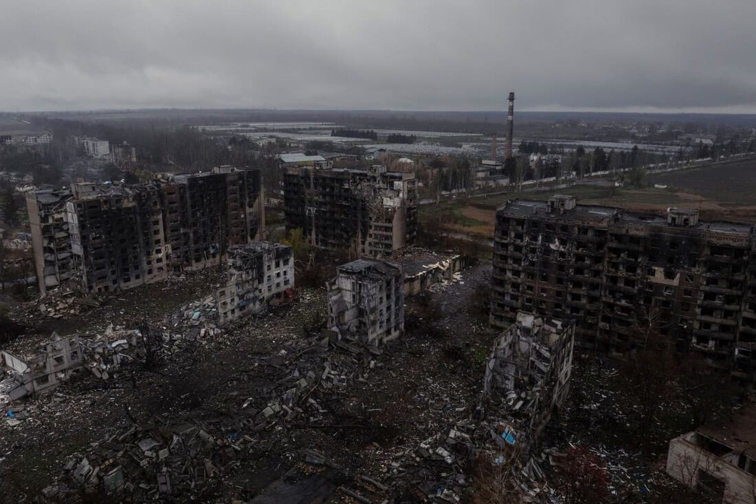 Edifícios destruídos na cidade fronteiriça de Kostyantynivka, região de Donetsk, em meio à invasão russa da Ucrânia