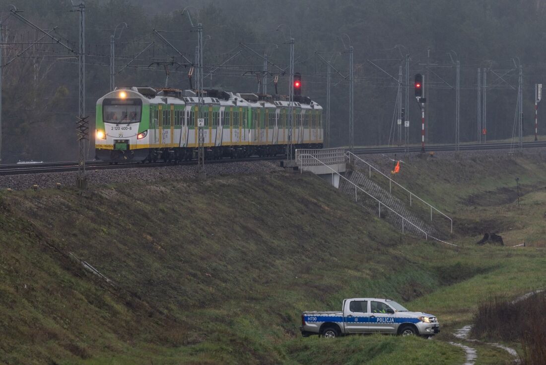 Carro da polícia perto dos trilhos que foram danificados por uma explosão na linha férrea em Mika, perto de Garwolin, no centro da Polônia