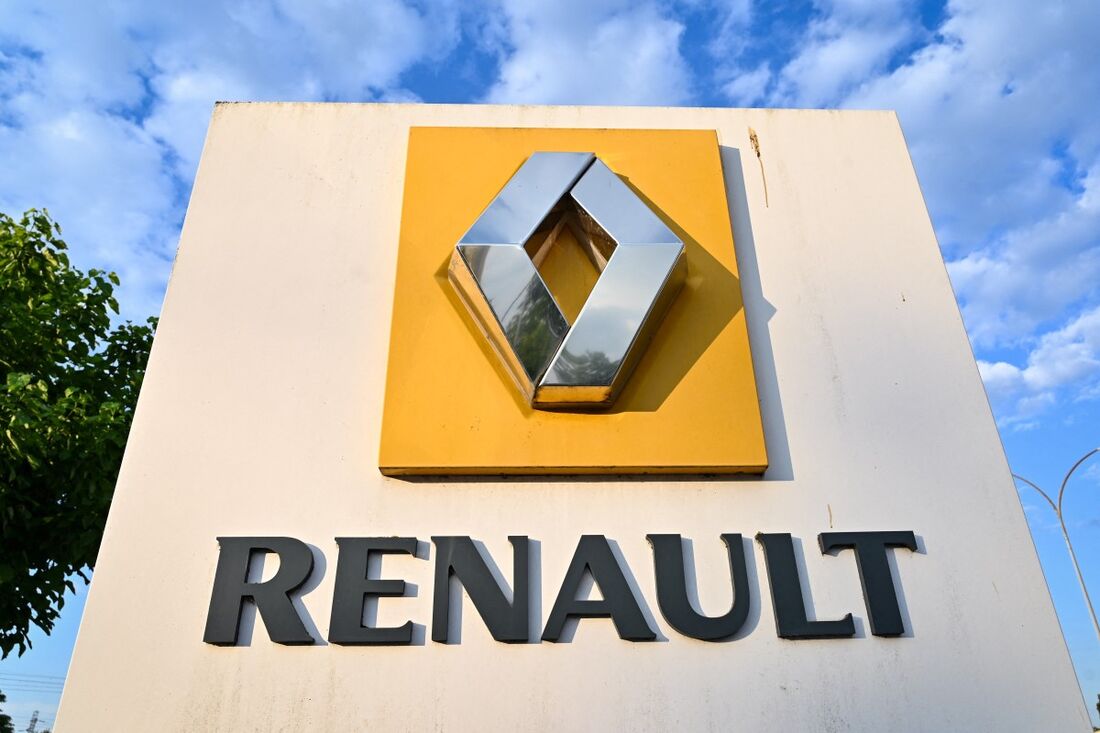O logotipo da Renault na entrada da fábrica da montadora francesa em Choisy-le-Roi, perto de Paris